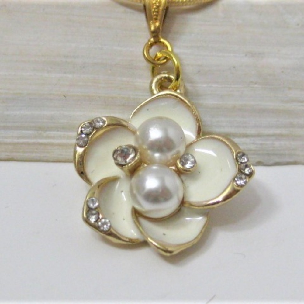 Flower pendant necklace